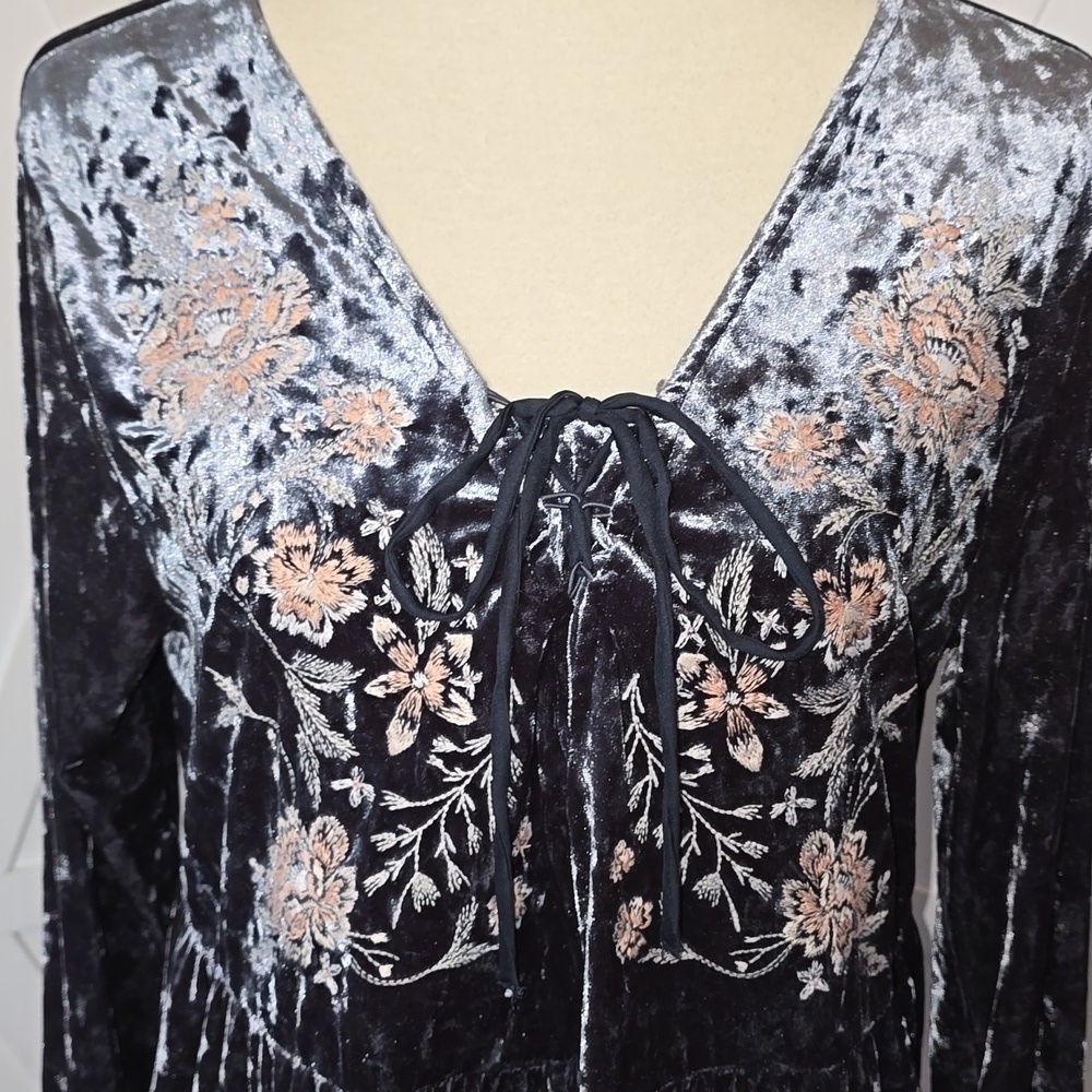 Style & Co Women's Crushed Velvet Peasant Blouse In Dark Gray - Picture 2 of 8